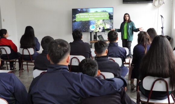 Fundación Kennedy realizó charlas educativas ambientales a octavos básicos en escuelas de Curicó