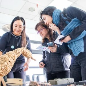 La biodiversidad de los humedales llegó a los centros de salud de Quilicura
